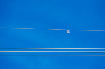 Hochspannungsleitungen vor tiefblauem Himmel