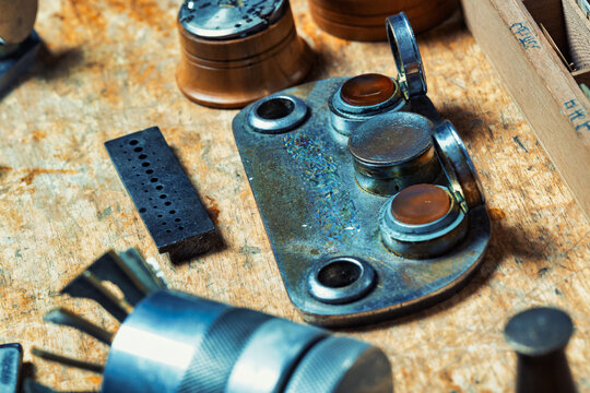 Metal plate and tools used for watchmaking and maintenance