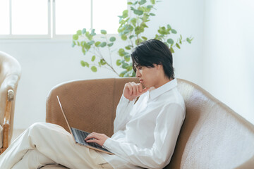 男性、ノートパソコン、ビジネス、ビジネスマン、仕事、タイピング、カジュアル、オフィス、カフェ、フリーランス、副業、ライター、ブロガー、執筆、作家、若い、記事、20代、ノマド、SOHO、PC、モバイル、日本人、ブログ、記者、SNS、アフィリエイト、人材、ソファー、DX、IT、エンジニア、システム、開発、データ、マーケティング、マーケター、ソフトウェア、プログラマー、プログラミング、リビング、リラック © metamorworks