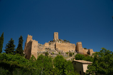 Fototapeta premium Antiguo castillo del siglo XII sobre la montaña.