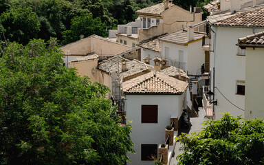 Pueblo de casas blancas en la montaña.
