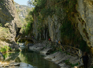 Paseo entre las rocas por el río.