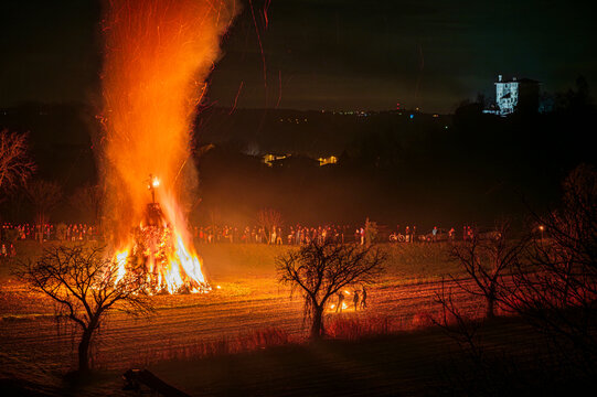 Ancient Christmas traditions in Friuli. Pignarul, Epiphany fires and fireworks that close the Christmas period.