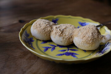 黄色い皿の上のきなこ餅
