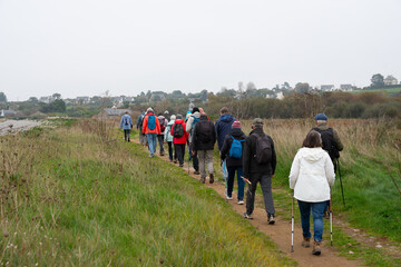 Groupe de randonneurs sur le GR34 en Bretagne-France