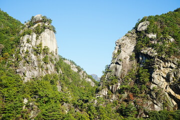 Fototapeta premium Rocky Mountain and Autumn Landscape of Shosenkyo Gorge in Yamanashi, Japan - 日本 山梨県 昇仙峡 秋の景色 覚円峰
