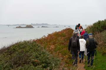 Groupe de randonneurs sur le GR34 en Bretagne-France