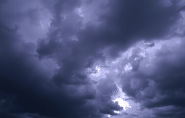 Obraz premium Clouds in shades of deep purple and charcoal.