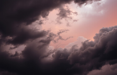 Obraz premium Stormy sky with waves of dark maroon and burnt sienna clouds
