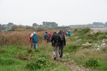 Groupe de randonneurs sur le GR34 en Bretagne-France