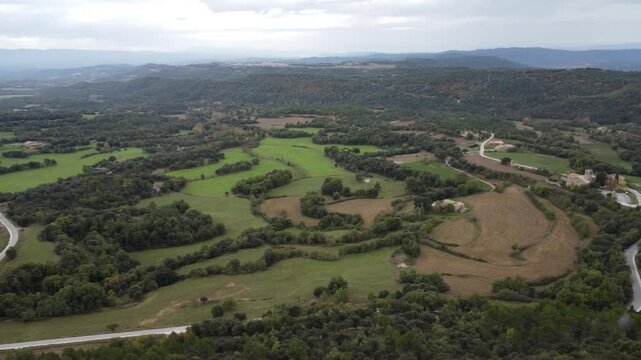 Vista a&eacute;rea de un paisaje rural con colinas, campos agr&iacute;colas y un peque&ntilde;o publo con casas dispersas