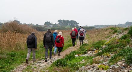 Naklejka premium Groupe de randonneurs sur le GR34 en Bretagne-France