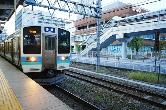 Series 211 Local Train in Nagano Color Livery on the Chuo Main Line, Japan - 中央本線を走る211系近郊形電車（長野色） 山梨・長野エリアの風景

