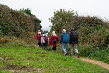 Groupe de randonneurs sur le GR34 en Bretagne-France