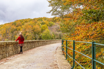Mujer de espaldas en un paisaje otoñal. Presa del Pantano de Santa Fe. Parque Natural del Montseny