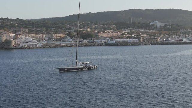 bateau en arret sur la mer 