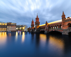 Fototapeta premium Oberbaumbrücke zur blauen Stunde 