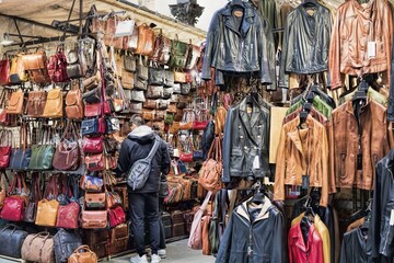 Fototapeta premium florenz, italien - mercato del porcellino mit vielen lederwaren