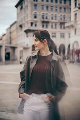 Obraz premium Street photos of a beautiful and stylishly dressed girl