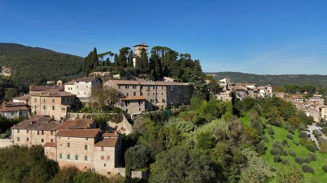 Cetona, esclusiva meta turistica della Toscana, Siena. Italia.
Vista aerea del borgo medievale di Cetona, famosa attrazione turistica della Toscana.