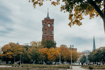 Blick auf das Rote Rathaus in Berlin Mitte im Herbst, Berlin, Deutschland