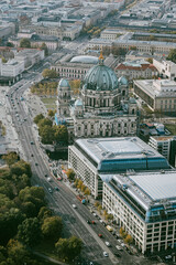 Vogelperspektive - Blick vom Berliner Fernsehturm in Richtung Westen auf die Straße „Unter den Linden“ auf Höhe Berliner Dom, Berlin, Deutschland © Michael