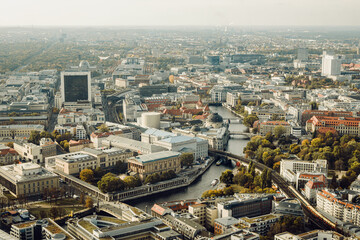 Vogelperspektive - Stadtpanorama - Blick vom Berliner Fernsehturm in Richtung Westen mit Blick auf die Spree, Museumsinsel, Internationales Handelszentrum und Charité