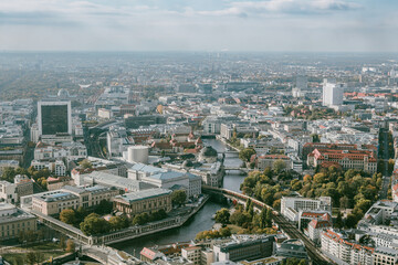 Vogelperspektive - Stadtpanorama - Blick vom Berliner Fernsehturm in Richtung Westen mit Blick auf die Spree, Museumsinsel, Internationales Handelszentrum und Charité