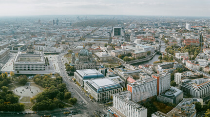 Vogelperspektive - Stadtpanorama - Blick vom Berliner Fernsehturm in Richtung Westen auf Berlin Mitte, der Straße „Unter den Linden“, mit Berliner Dom, Humboldt Forum und Museumsinsel © Michael