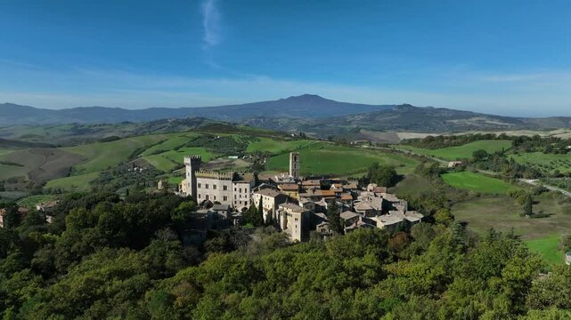 San Casciano dei Bagni, esclusiva meta turistica della Toscana in provincia di Siena. Italia.
Vista aerea del borgo medievale di San Casciano dei Bagni, attrazione turistica famosa per le sue acque te