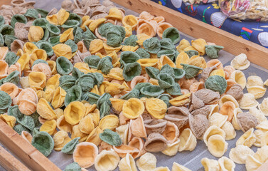 Orecchiette-Nudeln, Nudelgasse Strada Arco Basso in Bari, Apulien, Italien
