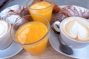 spremuta d'arancia e colazione italiana, orange juice and breakfast
