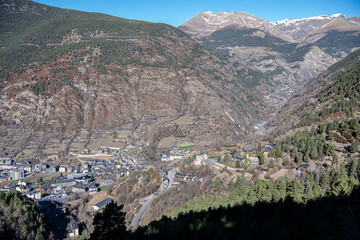 Vista del pueblo de Encamp desde el camino de las Pardinas que lleva al lago de Engolasters , Andorra