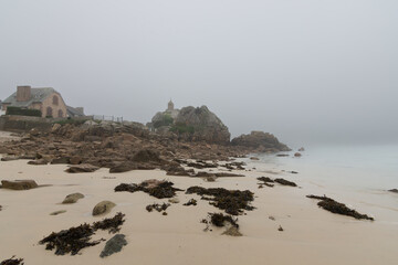 Obraz premium Brume matinale d'automne à Port-Blanc Penvénan - Bretagne