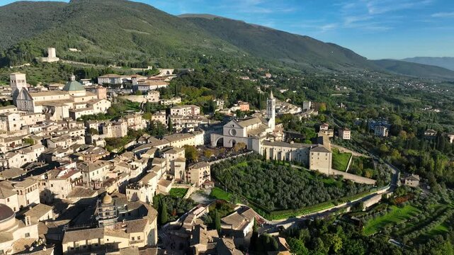 Basilica Santa Chiara nel centro storico di Assisi, Perugia, Umbria, Italia.
Vista aerea della Basilica Santa Chiara in Assisi, con i turisti in fila davanti all'ingresso.