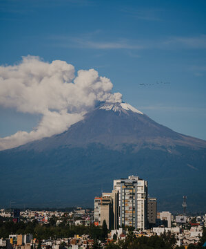 Vista urbana de una fumarola sobre el volcan Popocatepetl, en Puebla. 