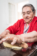 abuela cocinando junto a sus nietas recetas familiares
