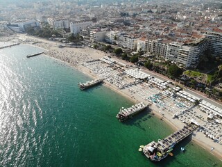 Naklejka premium A photo of a view of a beach with a boat in the water
