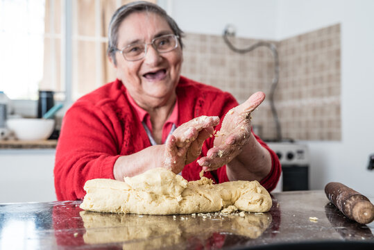 abuela alegre, amasando galletas con la ayuda de sus nietas 