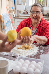 abuela cocinado galletas, alfajores y pasta frola con sus nietas
