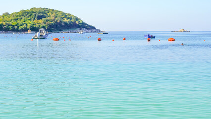 Obraz premium Turquoise sea background with gentle waves and bright sunlight reflections.