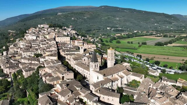 Spello, il borgo medievale dell'Umbria, meta turistica. Italia.
Vista aerea della citt&agrave; di Spello, attrazione turistica dell'italia centrale in provincia di Perugia.