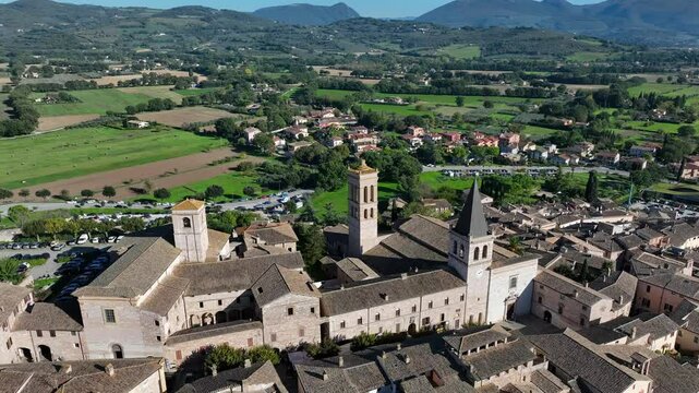 Spello, il borgo medievale dell'Umbria, meta turistica. Italia.
Vista aerea della citt&agrave; di Spello, attrazione turistica dell'italia centrale in provincia di Perugia.