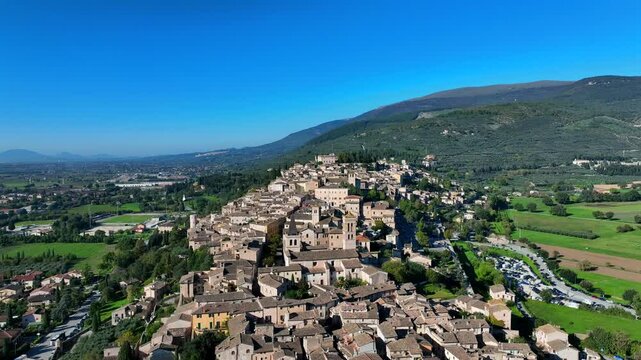 Spello, il borgo medievale dell'Umbria, meta turistica. Italia.
Vista aerea della citt&agrave; di Spello, attrazione turistica dell'italia centrale in provincia di Perugia.