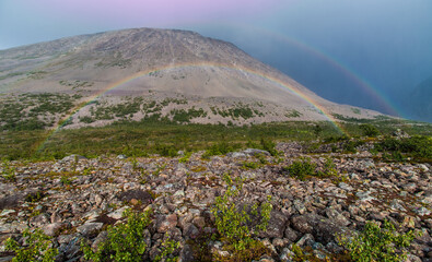 niedrig liegender Regenbogen in den Lyngenalps Norwegen
