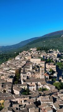 Spello, il borgo medievale dell'Umbria, meta turistica. Italia.
Vista aerea della citt&agrave; di Spello, attrazione turistica dell'italia centrale in provincia di Perugia.