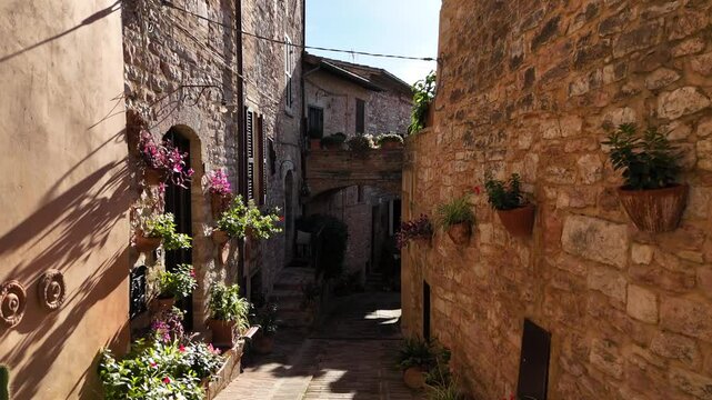 Il vicoli del centro storico di Spello, borgo medievale dell'Umbria, Italia.
Le stradine del centro di Spello lastricate con mattoncini in cotto. 