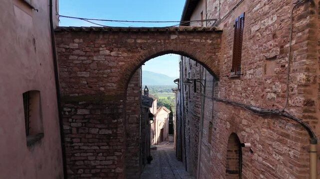 Il vicoli del centro storico di Spello, borgo medievale dell'Umbria, Italia.
Le stradine del centro di Spello lastricate con mattoncini in cotto. 