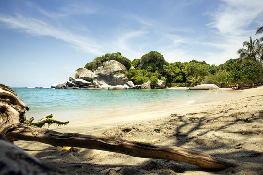 Vista de la playa San Juan con formaciones rocosas y vegetaci&oacute;n en el Parque Tayrona, Santa Marta, Colombia