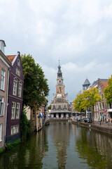 Obraz premium Alkmaar, Netherlands, - View of the city with the water canal and the weighing house